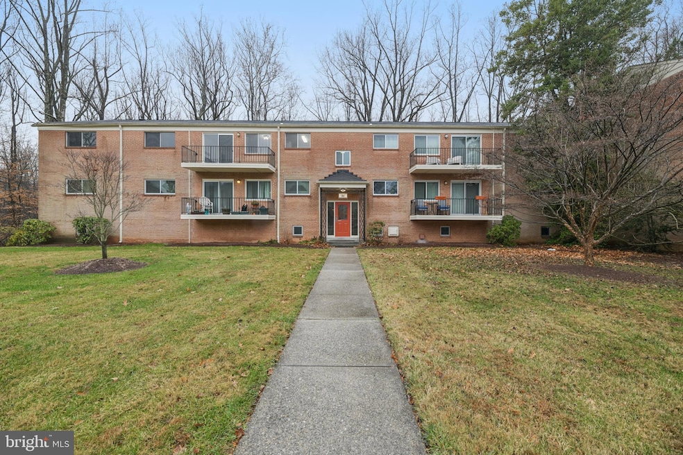 10607 Weymouth St unit 201, Bethesda, MD 20814 - photo 1