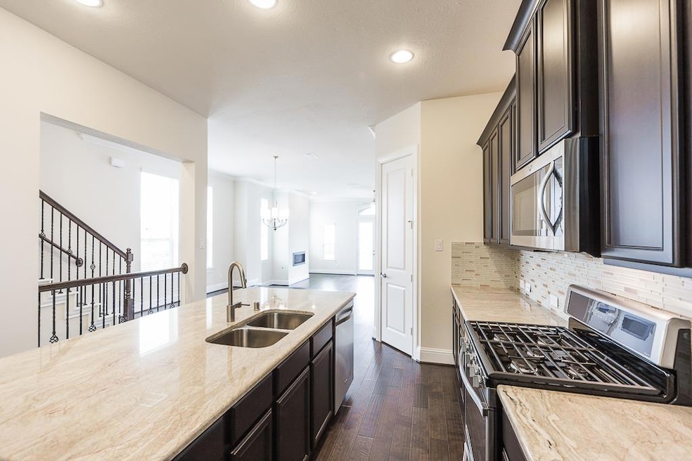 8404 Oak Leaf Point Dr, Houston, TX 77055 - photo 1