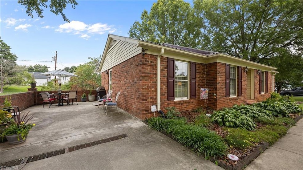 516 Ivey Rd, Graham, NC 27253 - photo 1