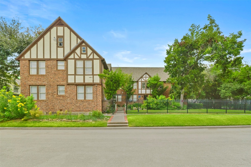 436 Westmoreland St unit 2, Houston, TX 77006 - photo 1