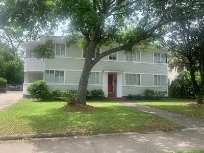 View of front of property featuring a front yard, 