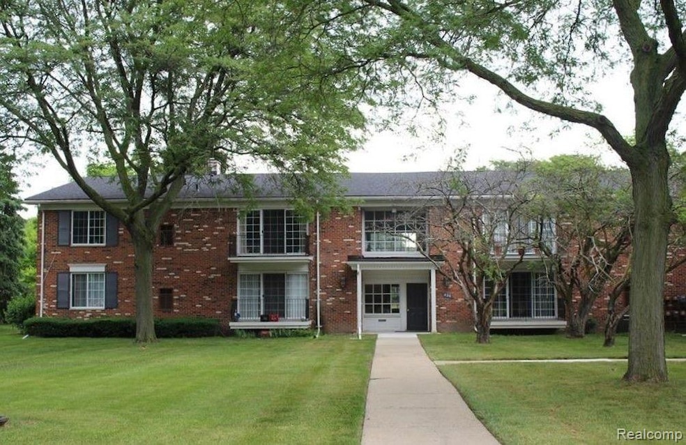 408 Fox Hills #A5 Dr S, Bloomfield Hills, MI 48304 - photo 1