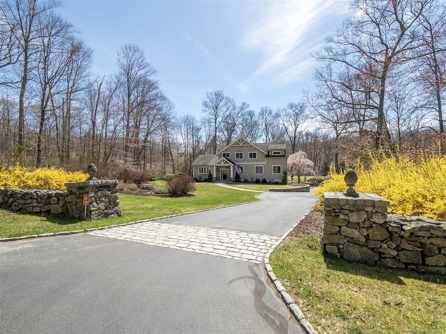 WELCOME TO 99 TWIN OAK LANE! Conveniently located 