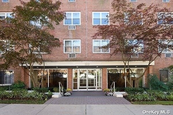 Claridge Apartment Corporation unit 1-D, Great Neck, NY 11021 - photo 1