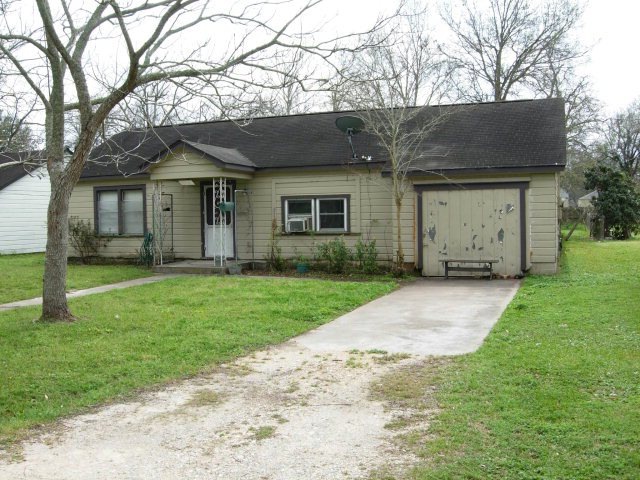 3216 10th St, Bay City, TX 77414 - photo 1