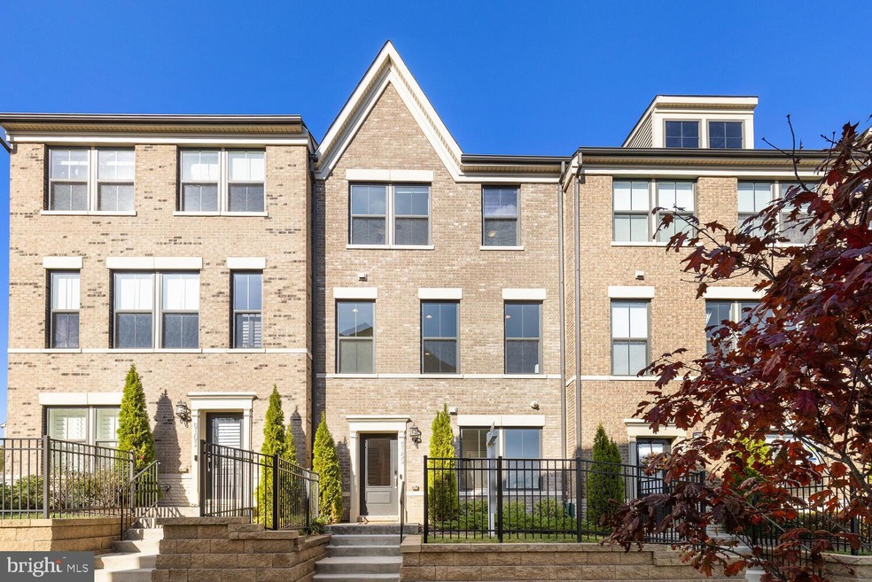 6159 Carey Park Ln, Falls Church, VA 22041 - photo 1