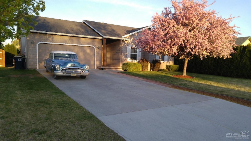 1764 SW 27th St, Redmond, OR 97756 - photo 1