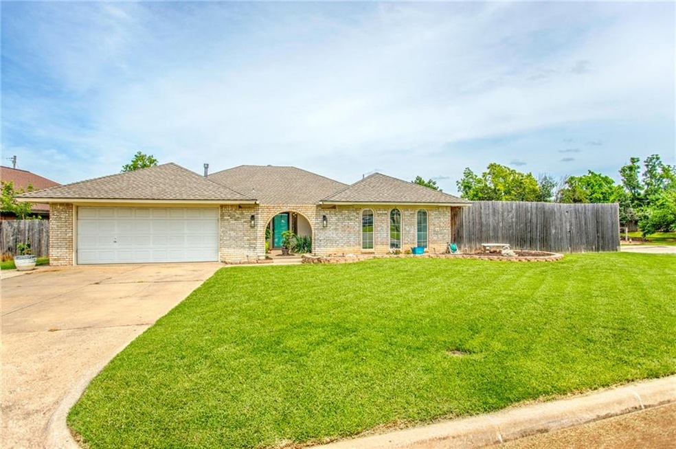 6828 N Comanche Ave, Warr Acres, OK 73132 - photo 1