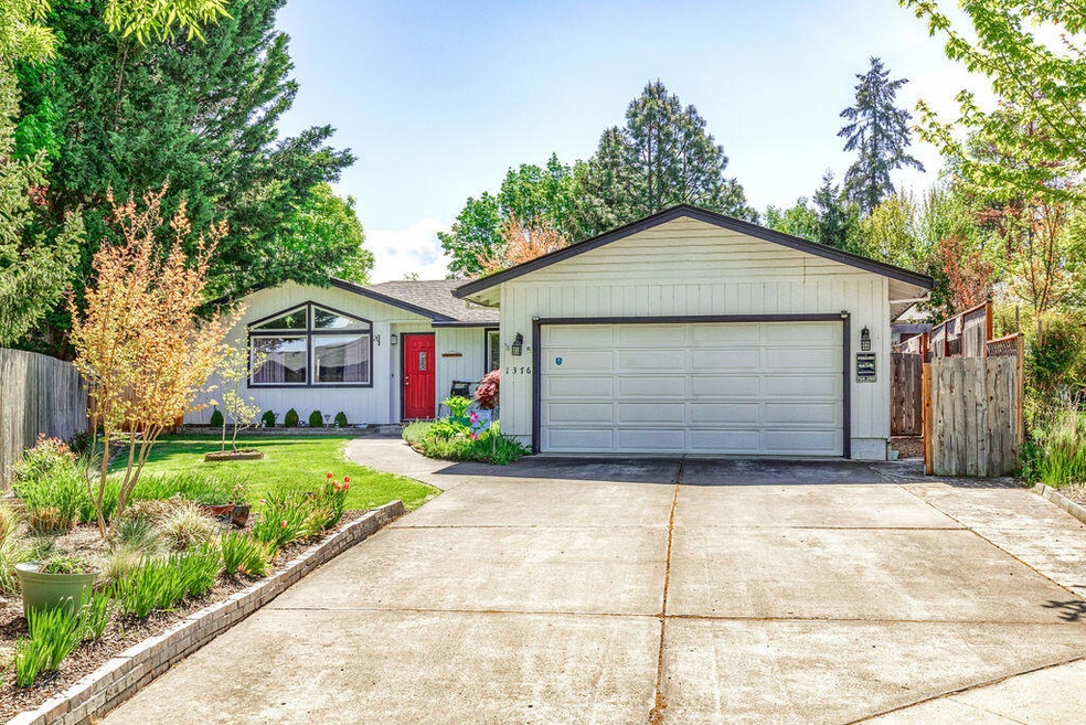 1376 Foxwood Dr, Medford, OR 97504 - photo 1