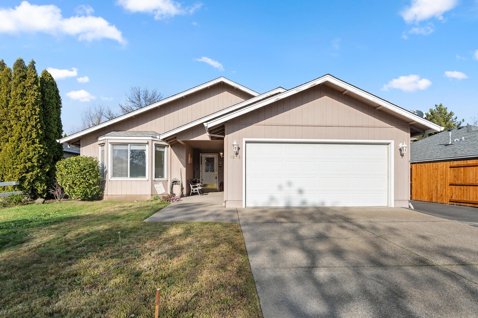 1025 Fairfield Ave, Central Point, OR 97502 - photo 1