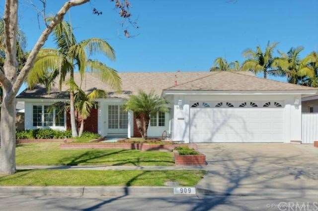 Great curb appeal, double door entry, roll up gara