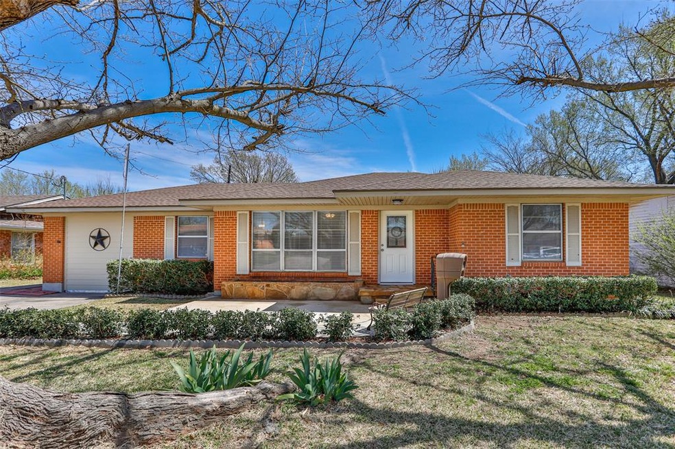 1312 Magnolia St, Gainesville, TX 76240 - photo 1