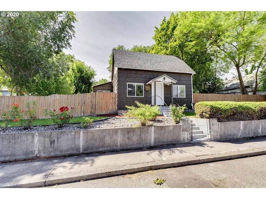 810 E 13th St, the Dalles, OR 97058 - photo 1