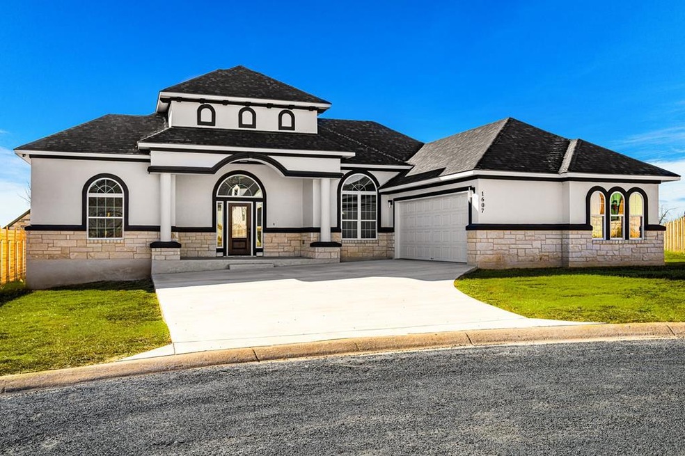 1607 Redwood Ct, Fredericksburg, TX 78624 - photo 1