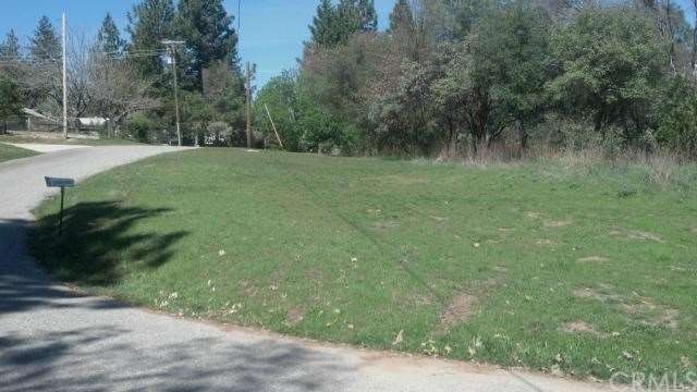 Just 2 miles to Bass Lake! Corner lot is mostly br