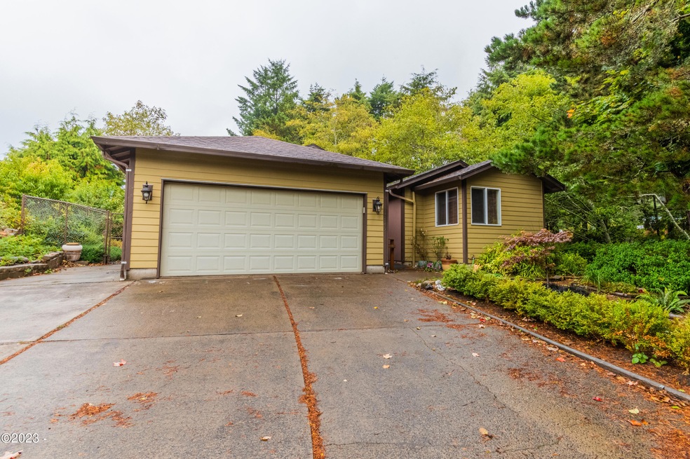 1149 SE Spy Glass Ridge Dr, Lincoln City, OR 97367 - photo 1