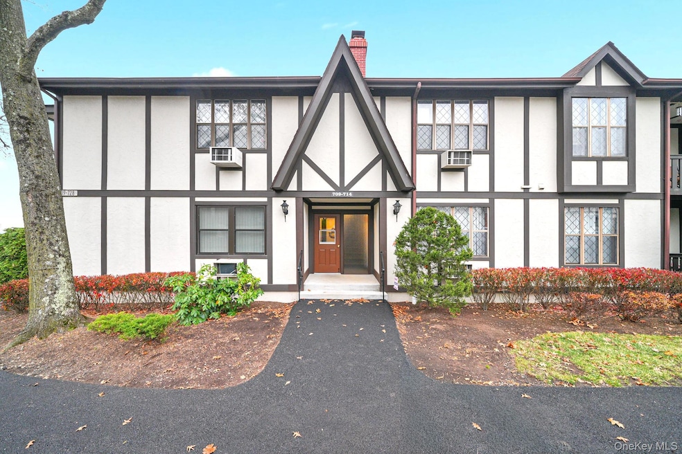 713 Sierra Vista Ln, Valley Cottage, NY 10989 - photo 1