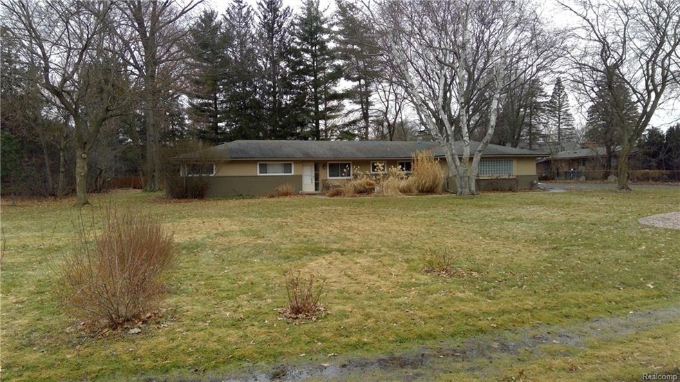 6925 Castle Ct, Bloomfield Hills, MI 48301 - photo 1