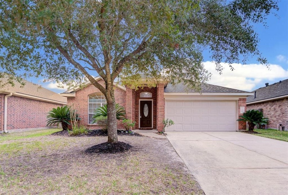 31715 Royal Woods Ct, Conroe, TX 77385 - photo 1