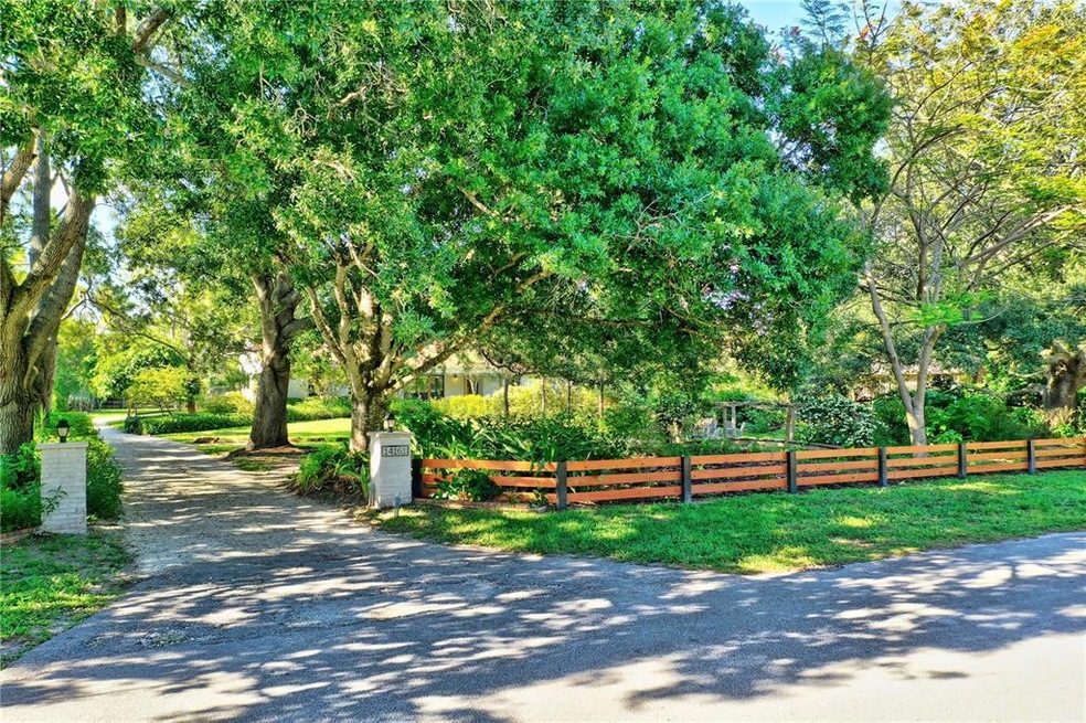 Entrance to your peaceful paradise - gravel drivew
