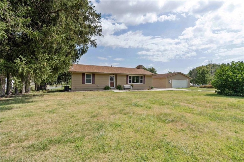 4365 NE 32nd Ct, Des Moines, IA 50317 - photo 1