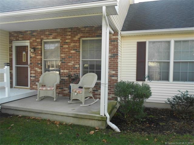 Set in a small quiet complex you find this 2 bedro