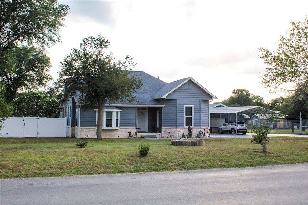 1301 N Madison Ave, Beeville, TX 78102 - photo 1