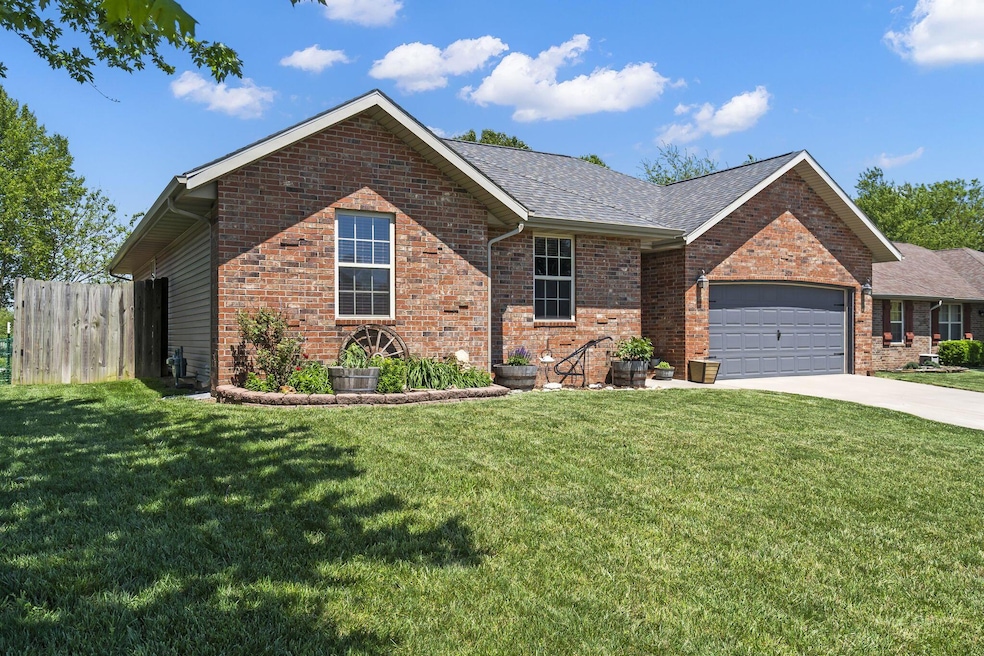 875 W Cambridge Ave, Nixa, MO 65714 - photo 1