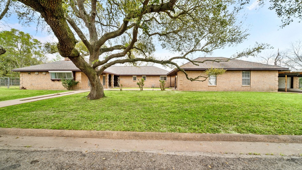 1559 County Road 141, Alvin, TX 77511 - photo 1