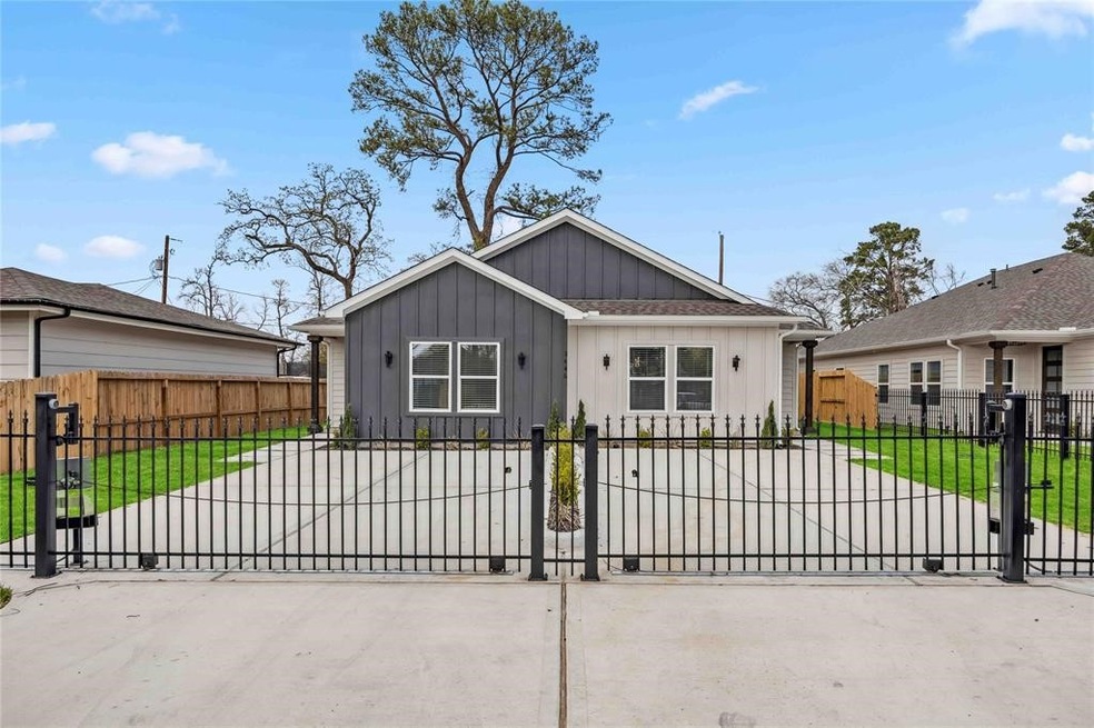 2446 Carmel St unit B, Houston, TX 77091 - photo 1