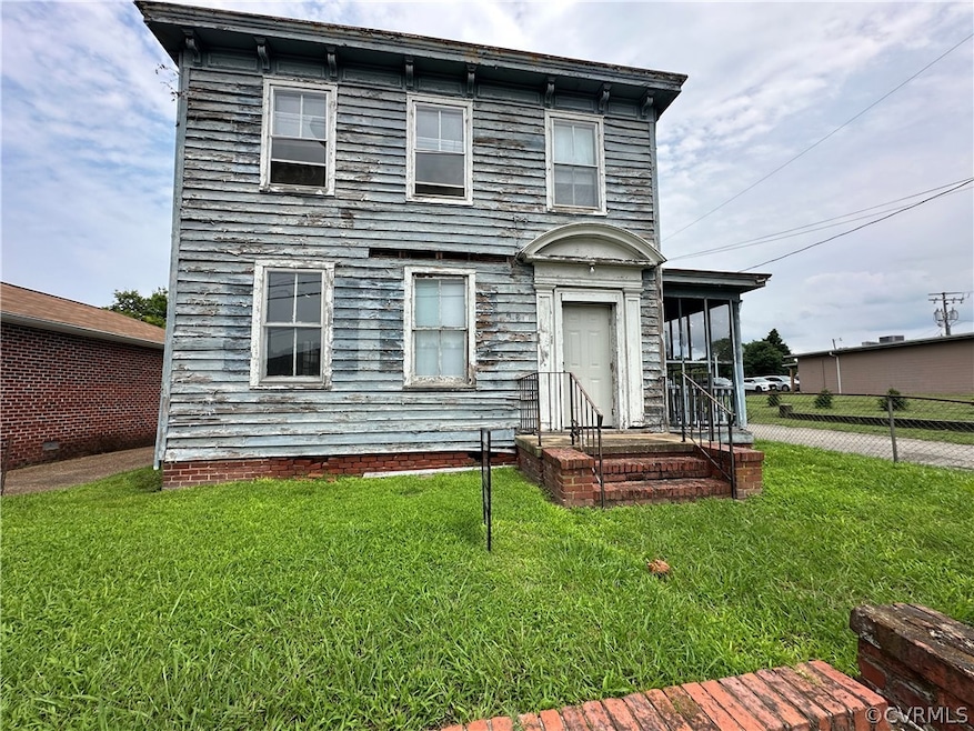 View of front facade with a front yard