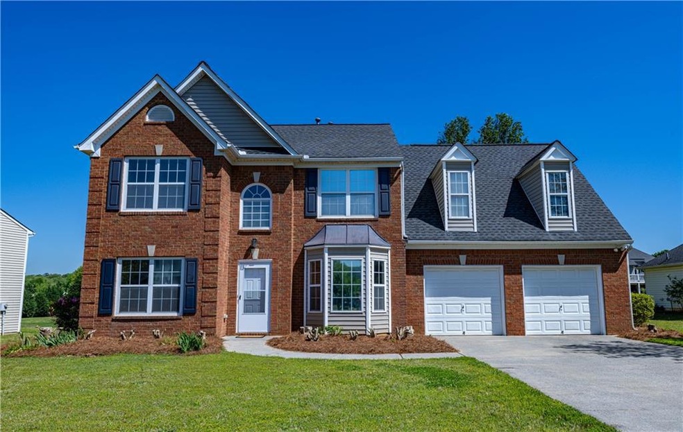 View of front of house featuring a front lawn and 