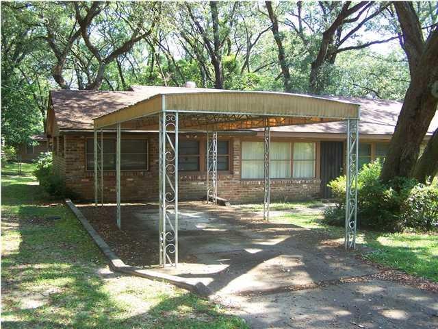 The home has a 1 car carport.