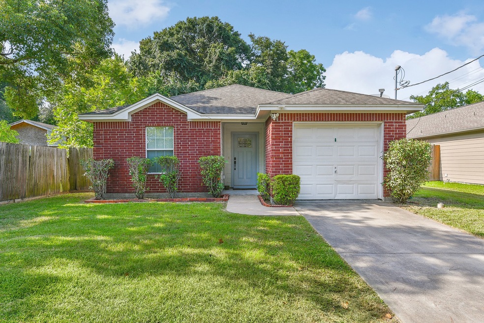 806 W Sealy St, Alvin, TX 77511 - photo 1