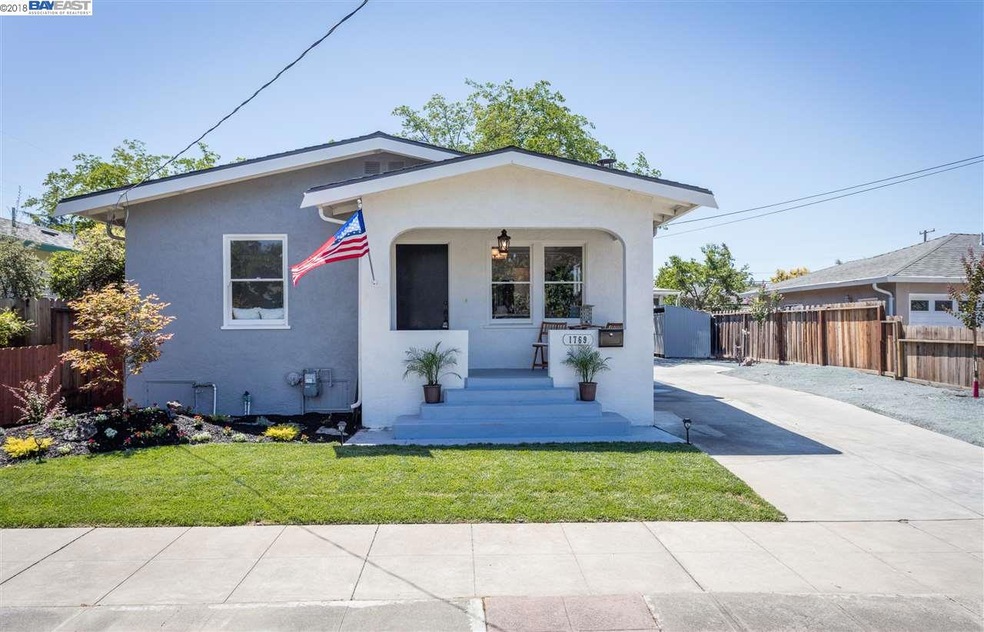 2 bed, 1.5 bath, 991 Sq Ft