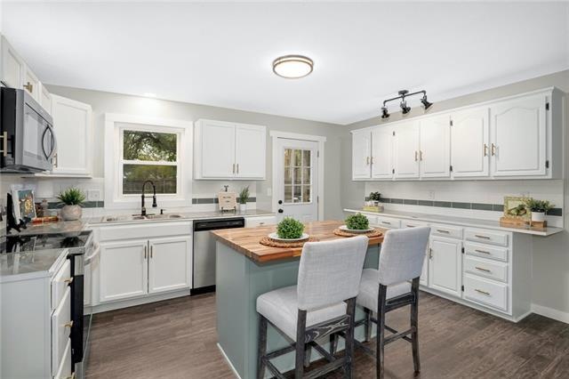 7015 Cody St, Shawnee, KS 66203 - photo 1