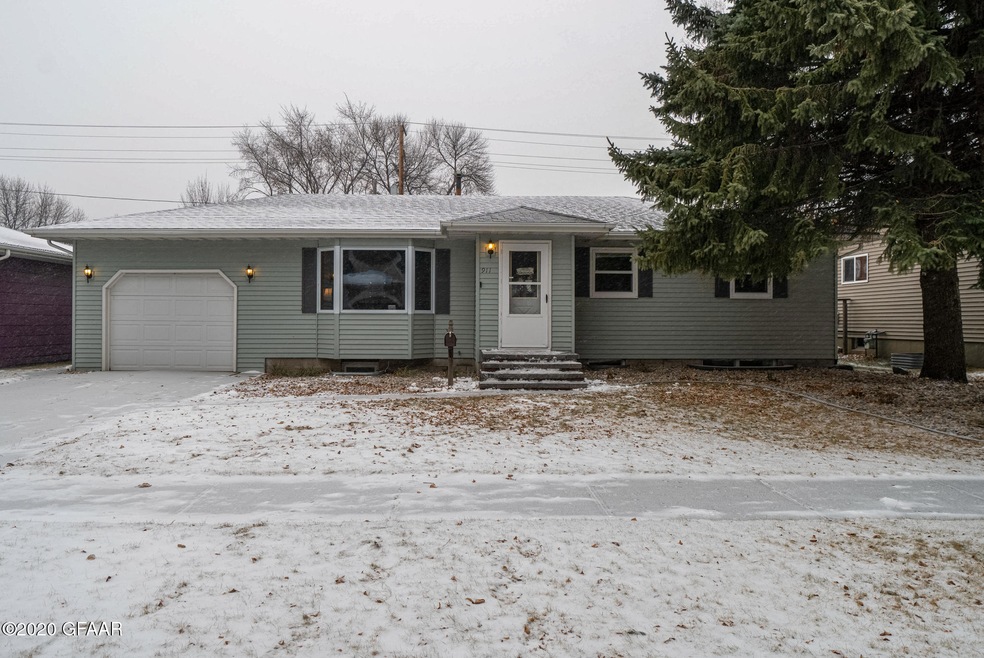 911 S 19th St, Grand Forks, ND 58201 - photo 1