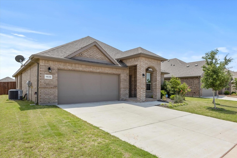 1529 Seabiscuit Dr, Granbury, TX 76049 - photo 1