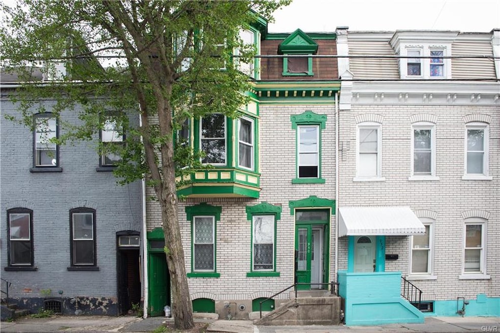 Well kept 3 unit on 950 Liberty Street