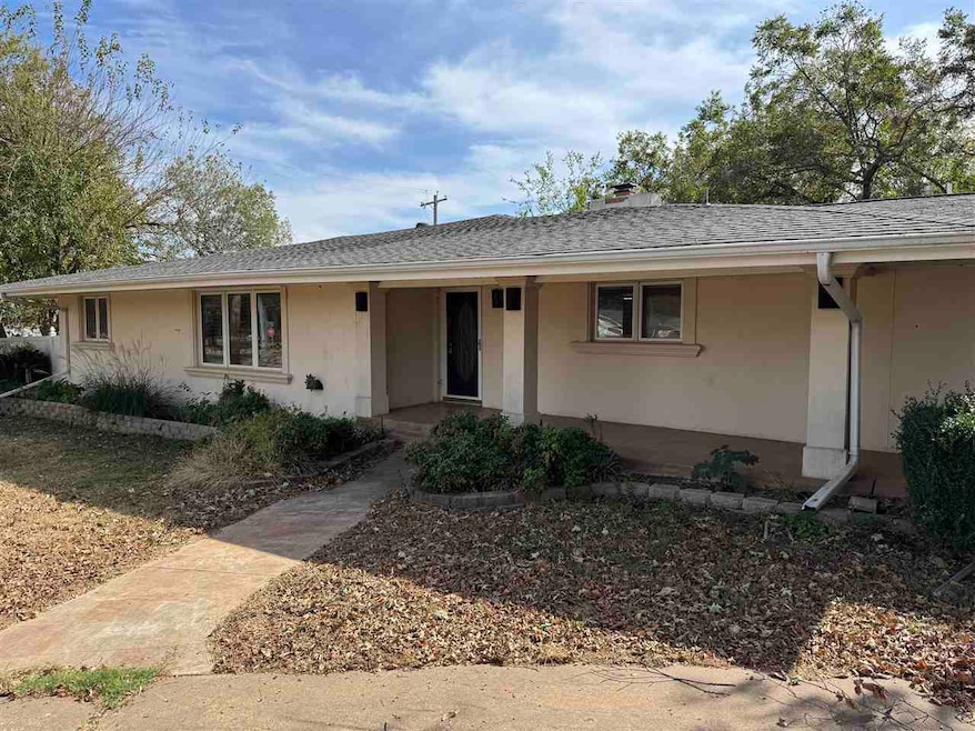 735 E 9th St, Cushing, OK 74023 - photo 1