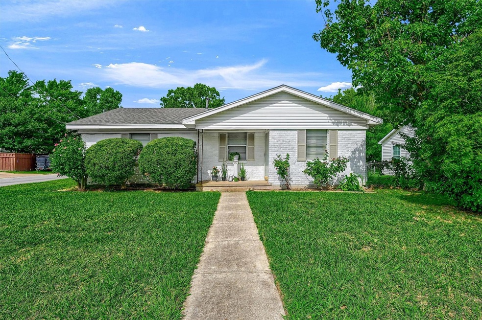 1302 N Brents Ave, Sherman, TX 75090 - photo 1