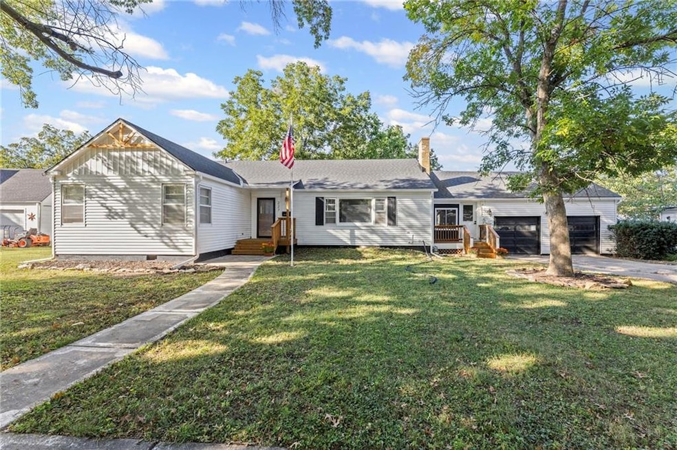 227 W 2nd Ave, Garnett, KS 66032 - photo 1