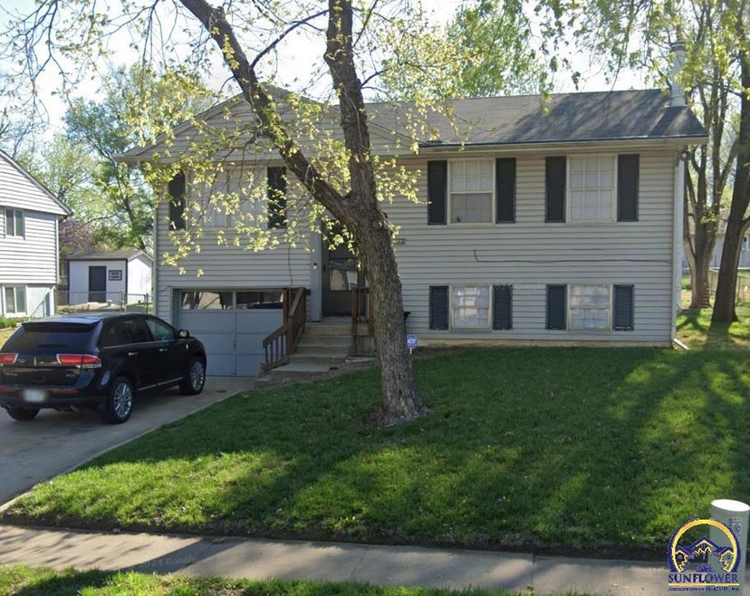 3108 SW Grand Ct, Topeka, KS 66614 - photo 1