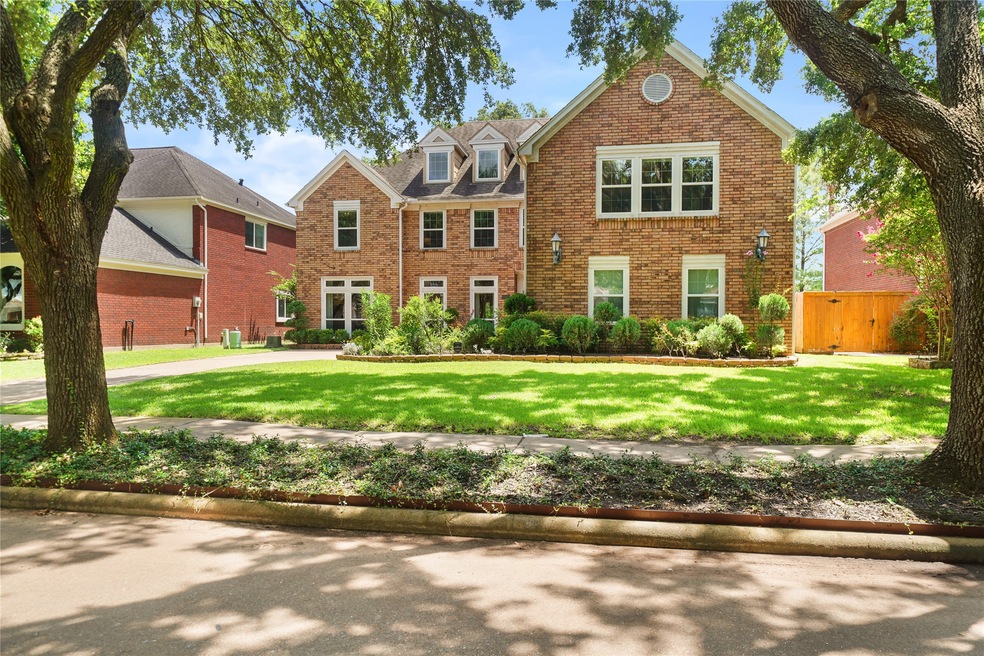 Beautiful 5 Bedrooms 4 Full Baths Lake Front Home!