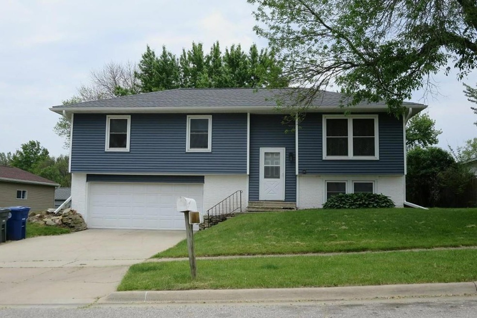 3913 Onawa Dr, Waterloo, IA 50701 - photo 1