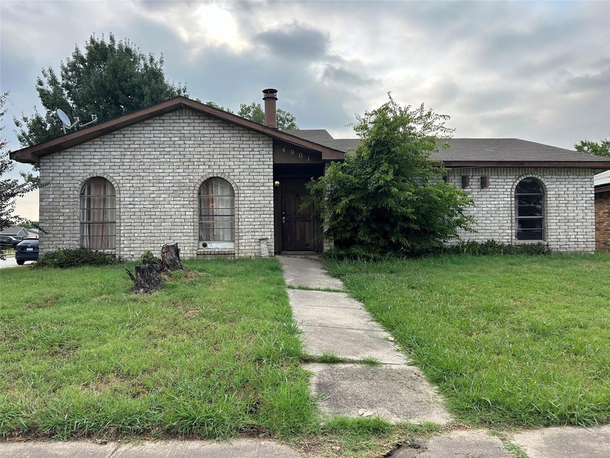 View of front of house featuring a front yard