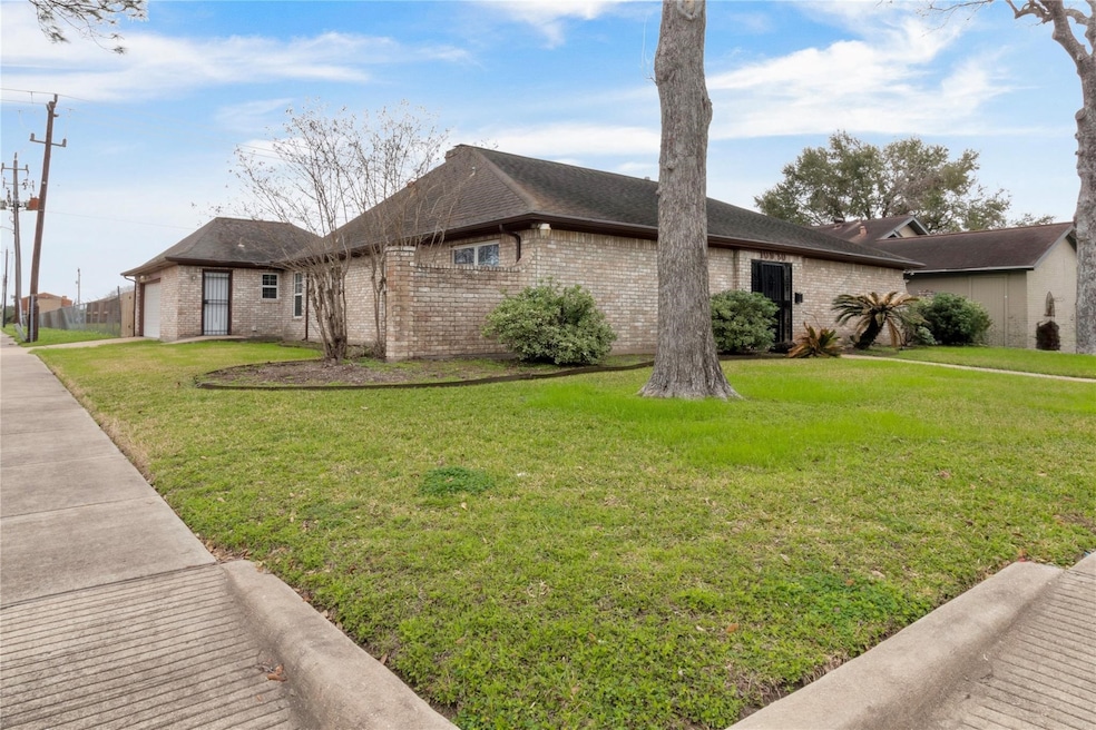 10930 Bob White Dr, Houston, TX 77096 - photo 1