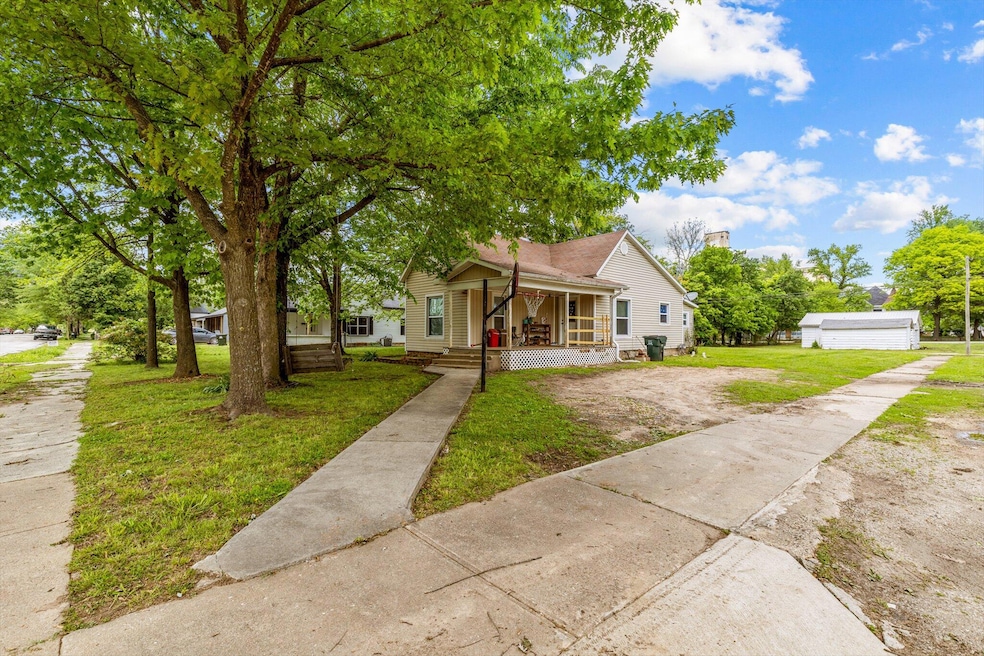 301 W Pleasant St, Aurora, MO 65605 - photo 1