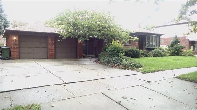 OVER 1,900 SQUARE FEET NESTLED ON A HUGE 80X131 LO