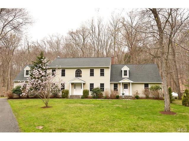 Front of traditional colonial home has separate en